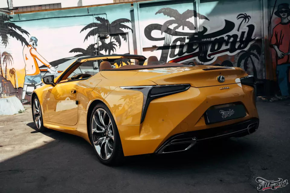 Помогли подготовить подарок для супруги постоянного гостя: сменили цвет Lexus LC500 с помощью винила, защитили полиуретановой пленкой, выполнили чистку крыши и химчистку салона